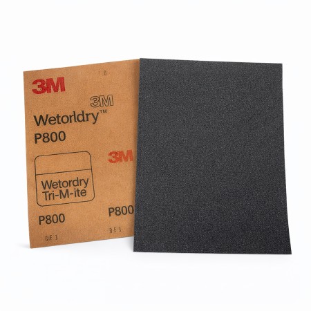 3M Wetordry 734 Papier Ścierny Wodny P800 Arkusz 280x230mm 01972Papier ścierny  3M P800 (280mm x 230mm) to doskonały wybór do precyzyjnego wygładzania i matowienia powierzchni przed lakierowaniem. Możliwość pracy na mokro i sucho zapewnia wysoką trwałość i równomierne ścieranie, a drobna gradacja P800 sprawia, że jest idealny do finalnych etapów obróbki. Elastyczny i odporny na zrywanie, świetnie sprawdzi się w lakiernictwie, stolarstwie i motoryzacji.